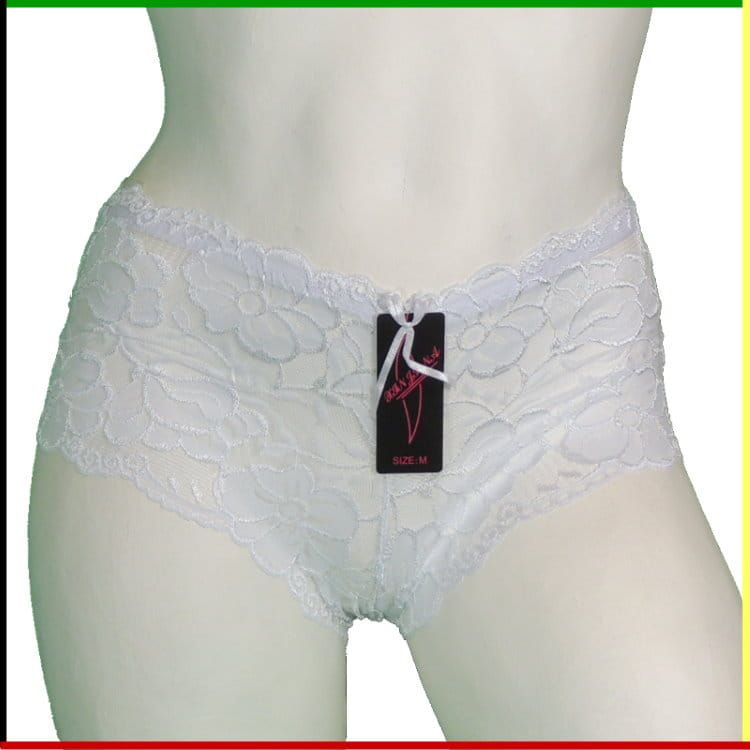 Witte kanten lingerie op een paspop, voor- en achterkant.