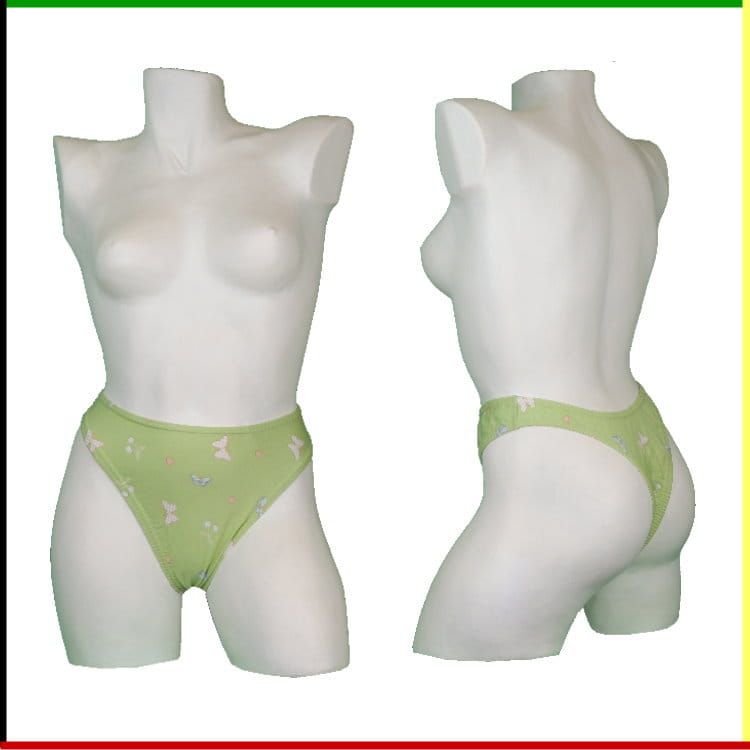Witte mannequin torso met lichtgroen ondergoed met een klein bloemenpatroon.