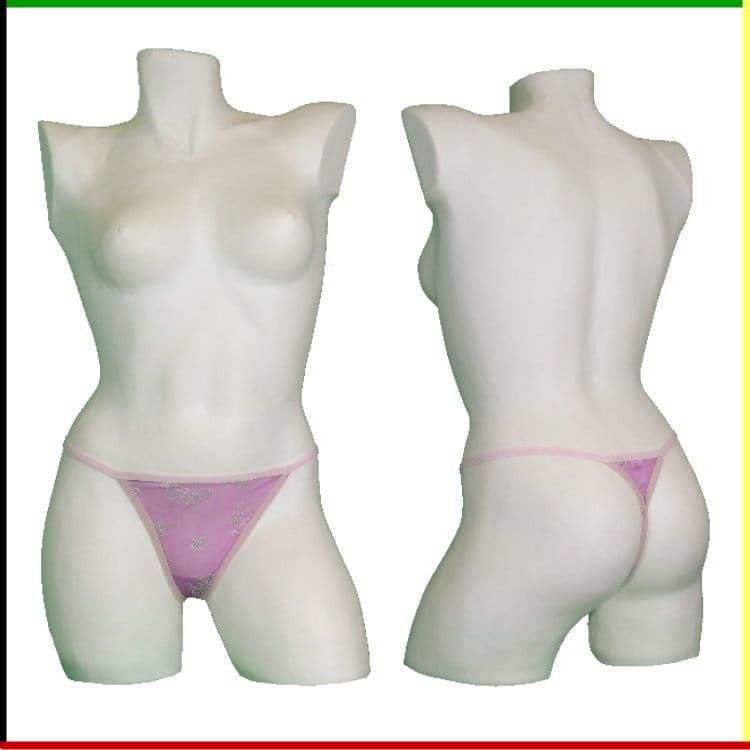 Mannequin met roze string, voor- en achterkant.