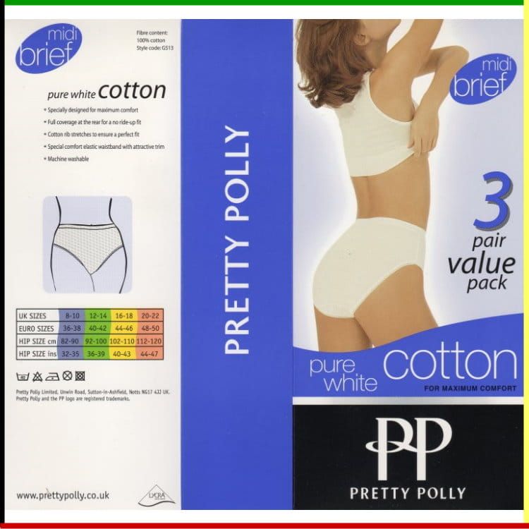 Een verpakking met wit katoenen ondergoed, gepresenteerd door een vrouw. Merk: Pretty Polly.
