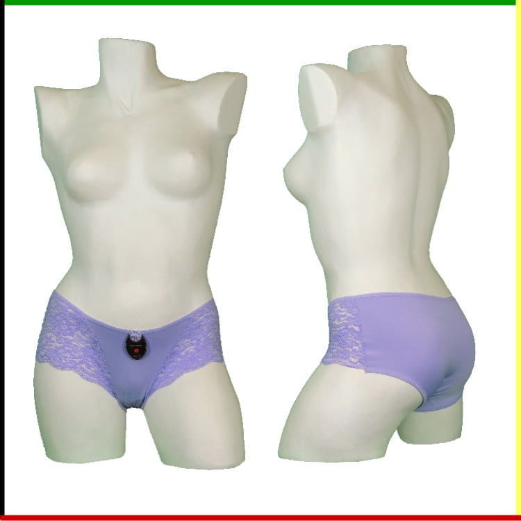 Mannequin met lavendelkleurige kanten slip. Vooraanzicht en zijaanzicht.