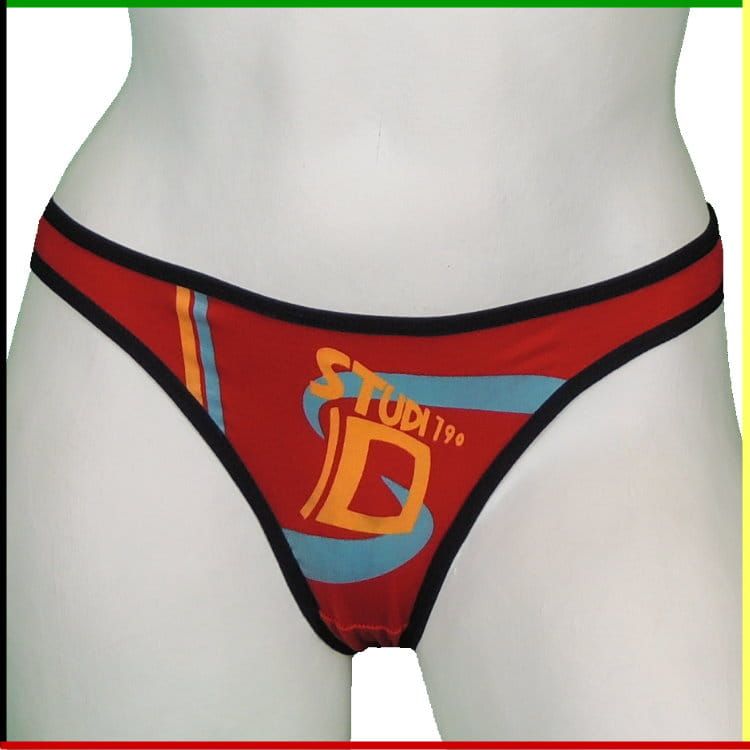 Witte mannequin met rood-zwart ondergoed met logo, voor- en achterkant.