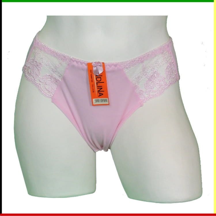 Twee torso's van paspoppen tonen een roze damesonderbroek. Van voren is kant te zien, van opzij is de onderbroek effen.