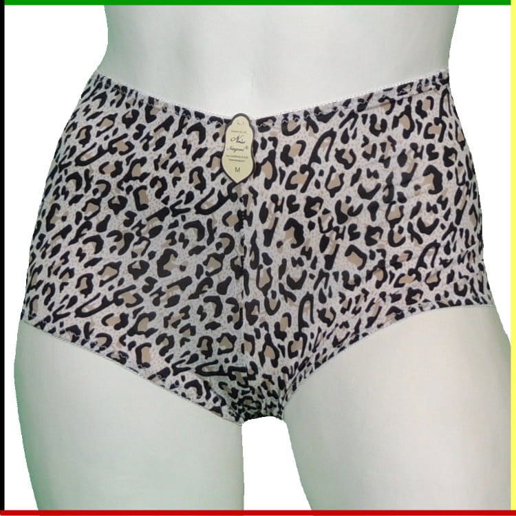 Twee aanzichten van een witte mannequin met een short met luipaardprint. Van voren en van opzij gezien, met de romp en de short.
