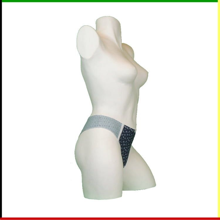 Een mannequin met blauw, bedrukt ondergoed, van voren en van achteren gezien.