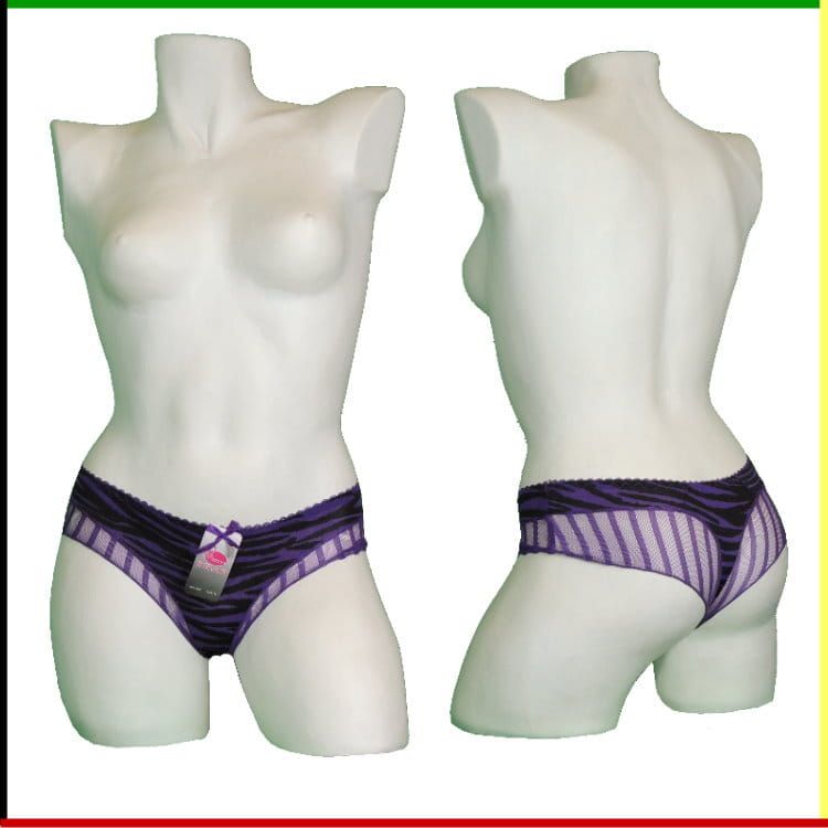 Een torso van een mannequin met paars-zwart gestreept ondergoed.