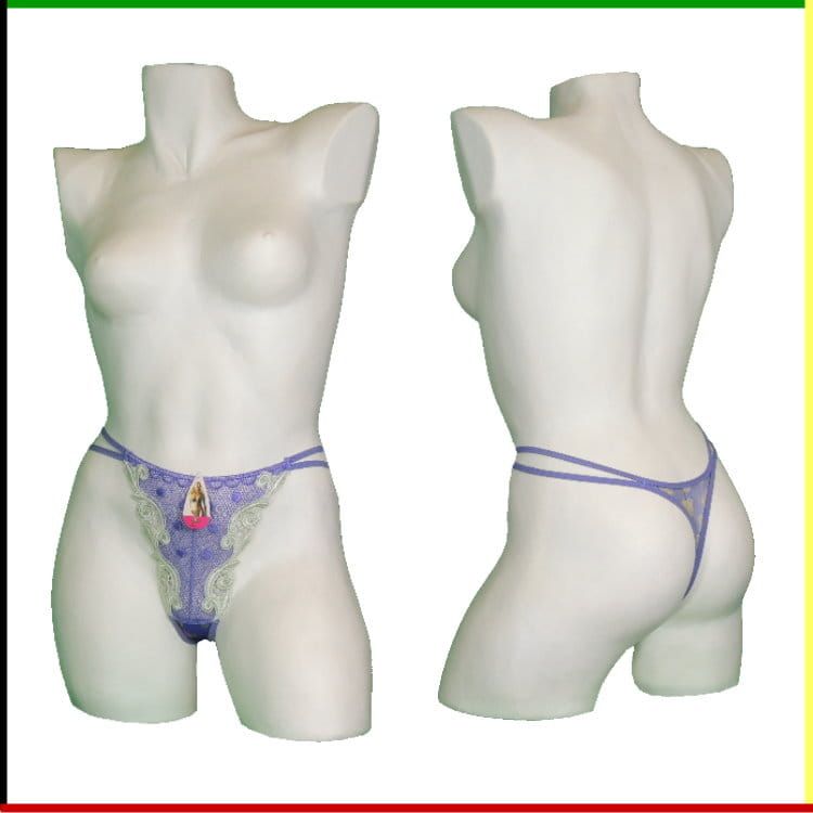 Vooraanzicht en achteraanzicht van een witte mannequin torso met een lavendelkleurige kanten string.