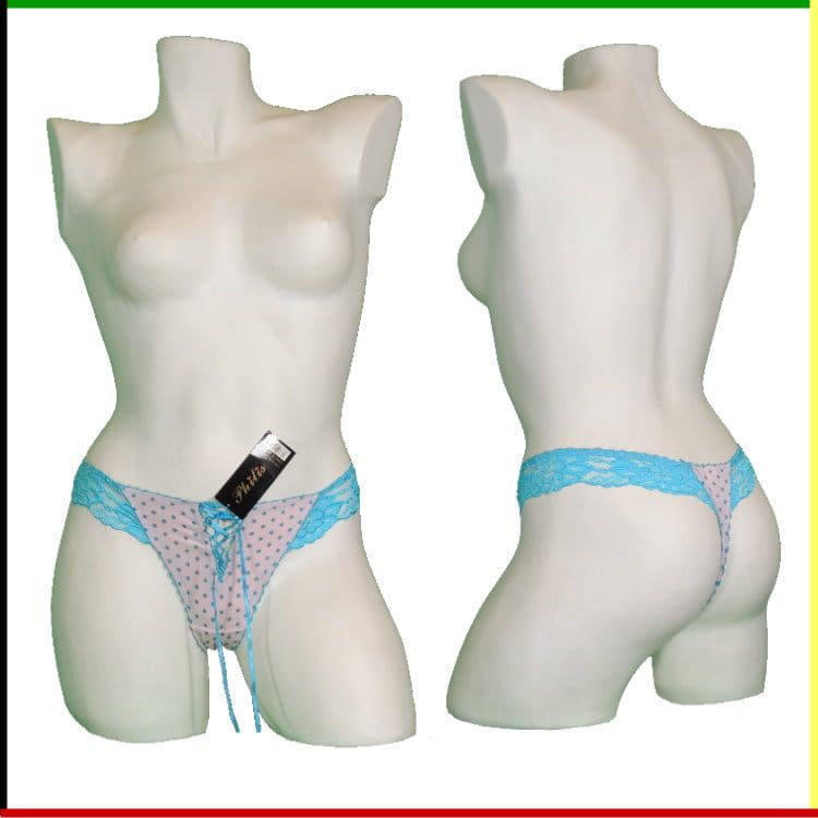 Twee mannequins in lichtblauwe en roze kanten lingerie, van voren en van achteren gezien.