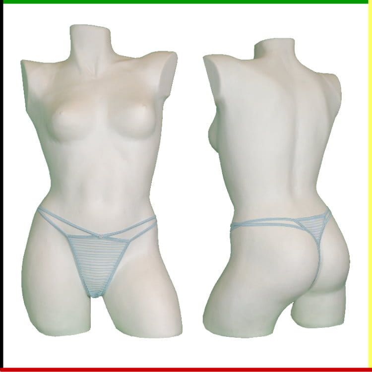 Vrouwenlichaam van een mannequin, voor- en achterkant, met een lichtblauwe string aan.