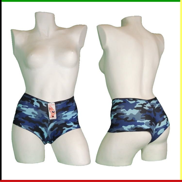 Twee paspoppen met blauwe camouflagebroekjes aan.