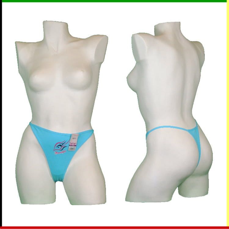 Twee witte vrouwelijke torso-mannequins met een lichtblauwe string; voor- en achterkant.