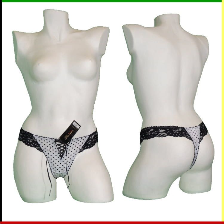 Mannequin met lingerie, voor- en achterkant. Witte slip met stippen, zwarte kant en strikdetails.