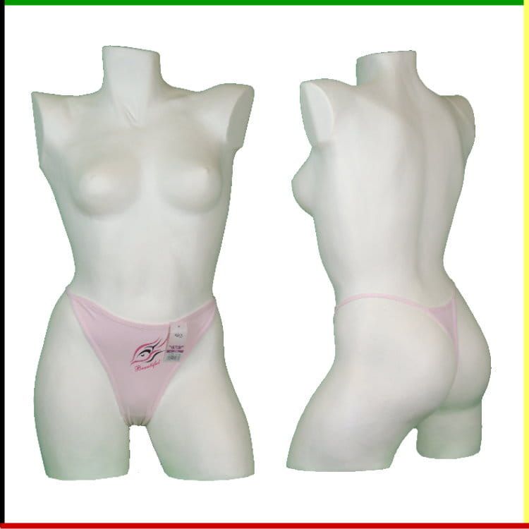 Witte schuimrubberen mannequin met vrouwelijk torso, gekleed in een roze string. Vooraanzicht en achteraanzicht.