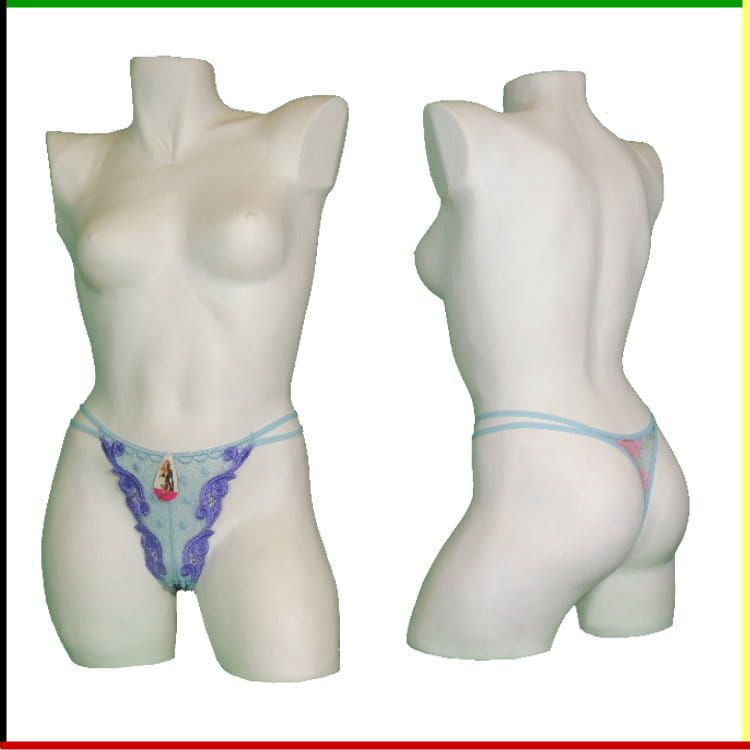 Witte torso-mannequin met lichtblauwe en paarse string. Vooraanzicht en achteraanzicht.
