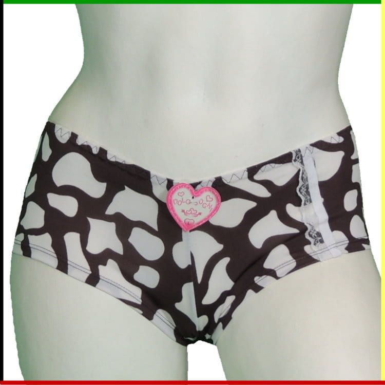 Twee witte mannequin torso's met bruin-witte shorts met patroon; voor- en achterkant.