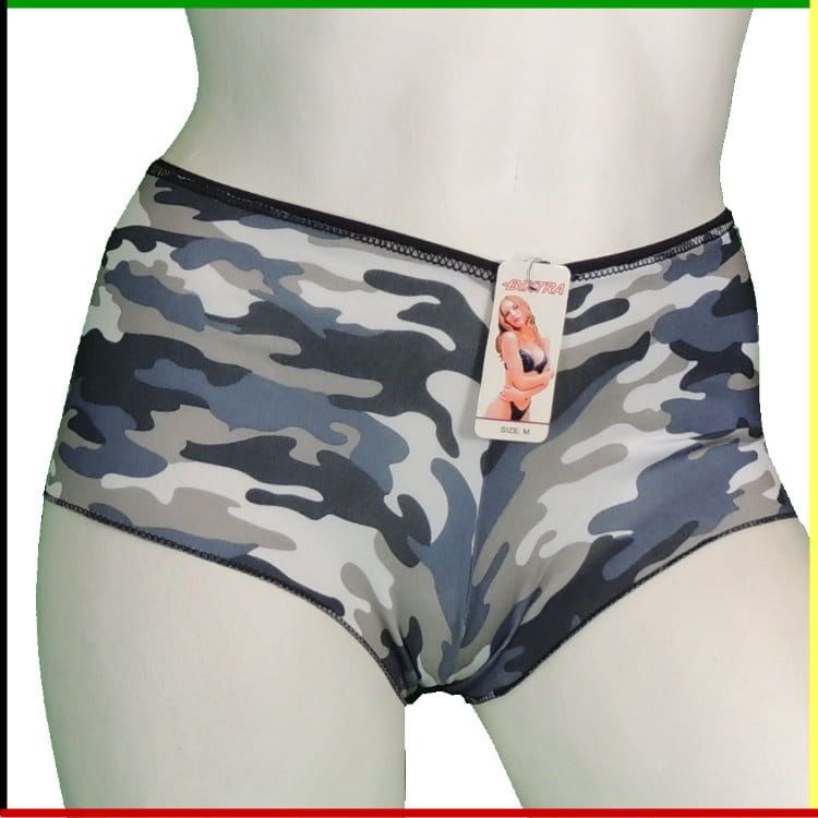 Twee paspoppen met camouflageondergoed aan, voor- en achterkant.