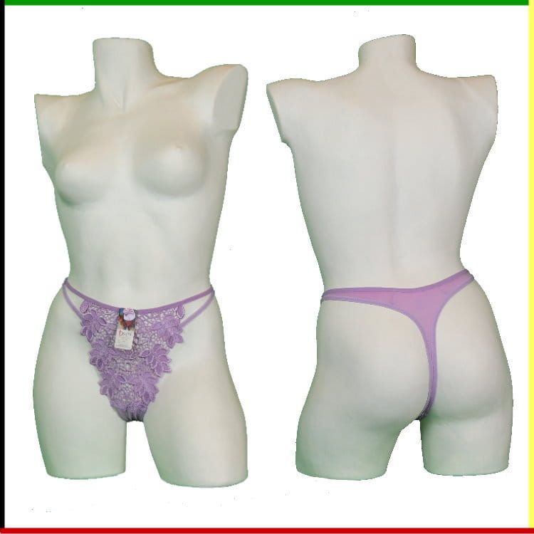 Twee mannequins tonen lavendelkleurige stringondergoed; van voren zijn kanten details te zien, van achteren is een stringmodel zichtbaar.