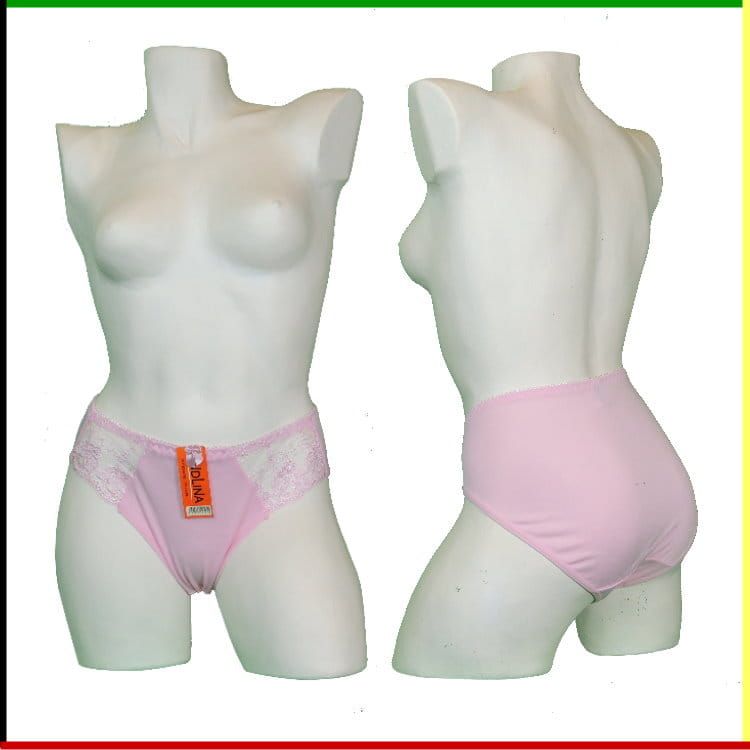 Twee torso's van paspoppen tonen een roze damesonderbroek. Van voren is kant te zien, van opzij is de onderbroek effen.