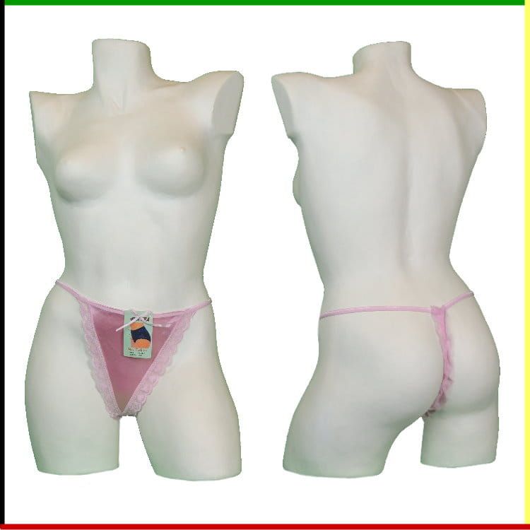 Mannequin met roze string met kanten rand, voor- en achterkant. Labeltje nog bevestigd.