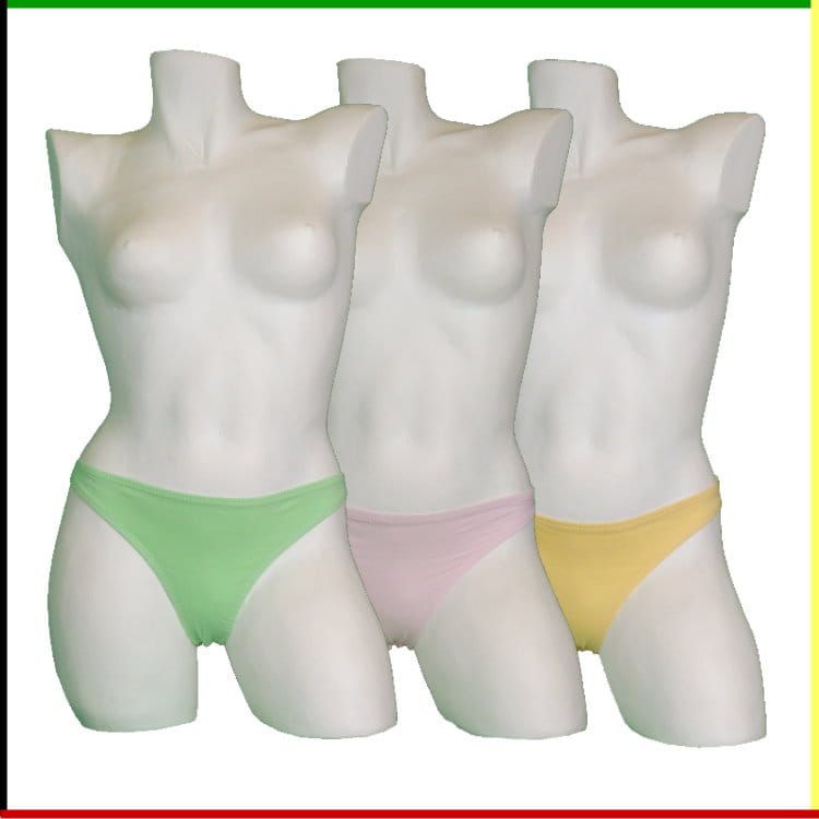 Drie witte torso-mannequins met ondergoed in verschillende kleuren: groen, roze en geel.