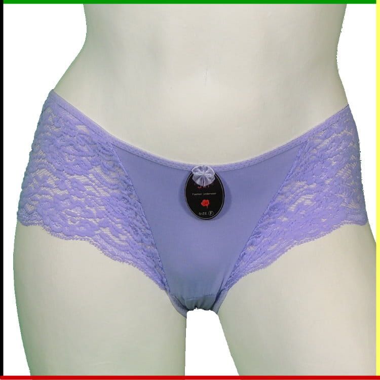 Mannequin met lavendelkleurige kanten slip. Vooraanzicht en zijaanzicht.