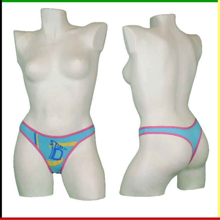 Twee witte mannequins, voor- en achterkant, met blauwe bikinibroekjes met logo.
