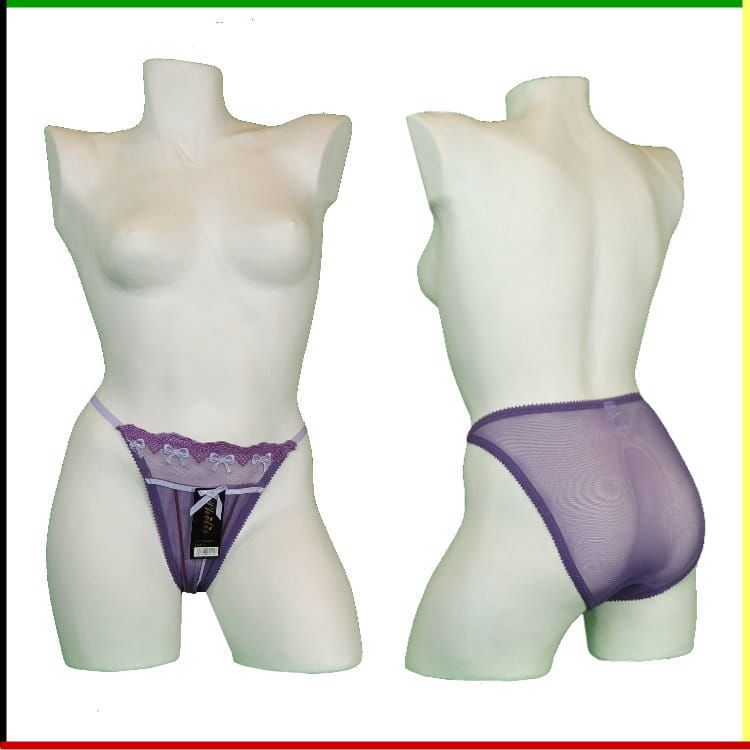 Twee mannequins tonen paarse lingerie. Van voren gezien is een string met kant te zien. Van achteren gezien is een slipje te zien.