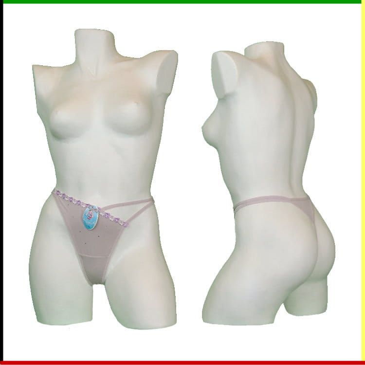 Witte mannequin torso met lichtpaarse string met juweeldetails. Vooraanzicht en zijaanzicht.