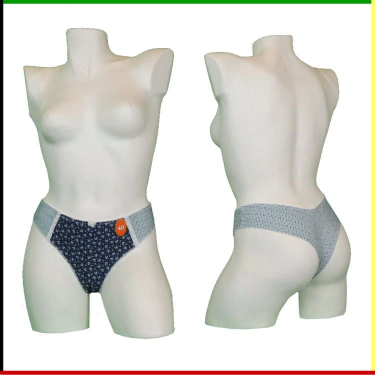 Een mannequin met blauw, bedrukt ondergoed, van voren en van achteren gezien.
