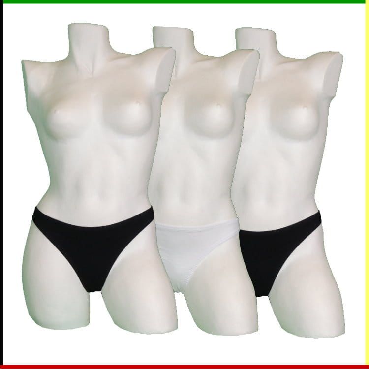 Drie witte torso-mannequins met zwart-wit ondergoed aan.