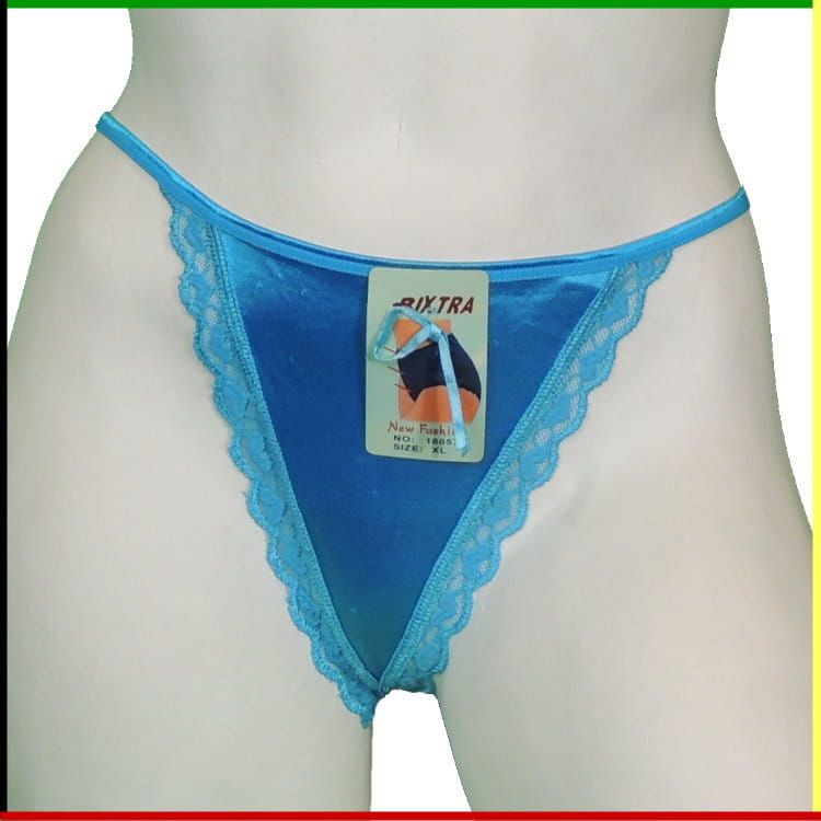 Vrouwelijke mannequin met blauwe string, voor- en zijaanzicht.