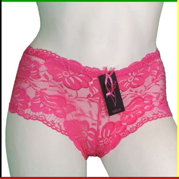 Roze kanten jongensbroekje op een witte paspop, voor- en achterkant.