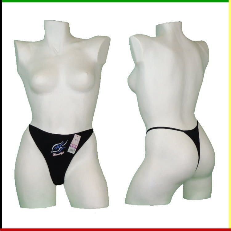 Twee witte mannequin torso's: een vooraanzicht met zwart ondergoed met logo, en een achteraanzicht waarbij het touwtje zichtbaar is.