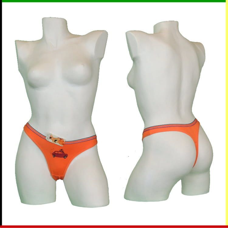 Twee witte mannequins met oranje stringondergoed aan; voor- en achterkant.