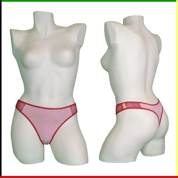 Twee mannequins tonen roze lingerie; voor- en achterkant.