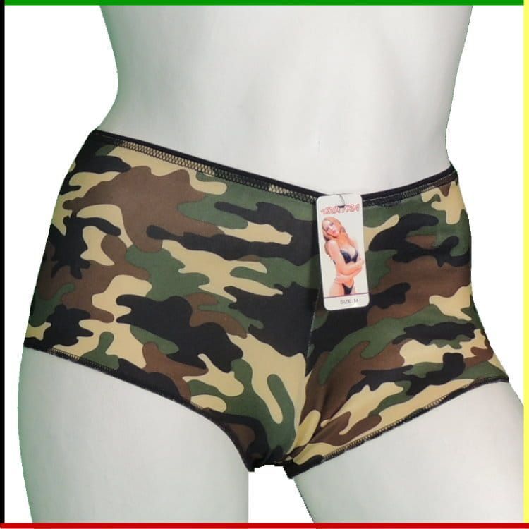 Mannequin met camouflageprint korte broek, voor- en achterkant.