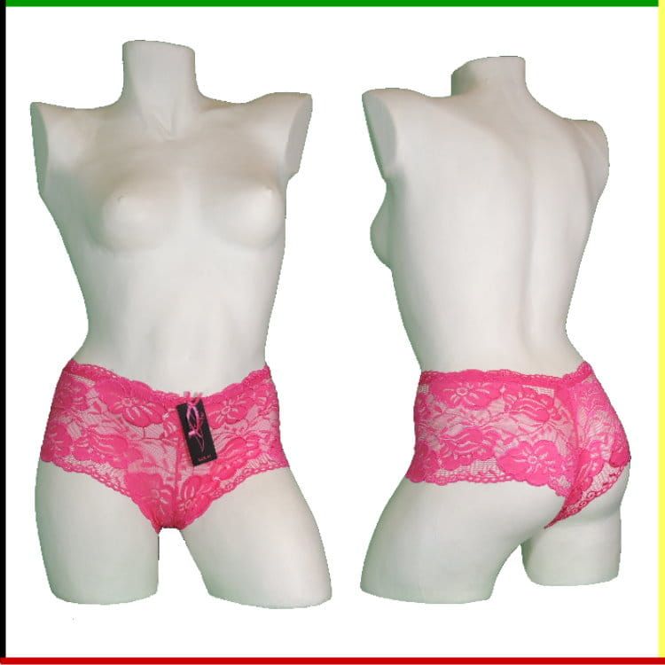 Roze kanten jongensbroekje op een witte paspop, voor- en achterkant.