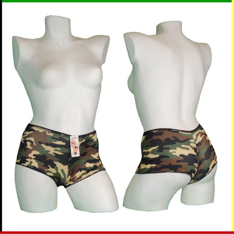 Mannequin met camouflageprint korte broek, voor- en achterkant.