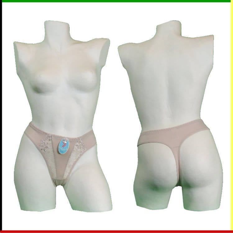 Vooraanzicht en achteraanzicht van een witte torso-mannequin met beige stringondergoed met kanten details.