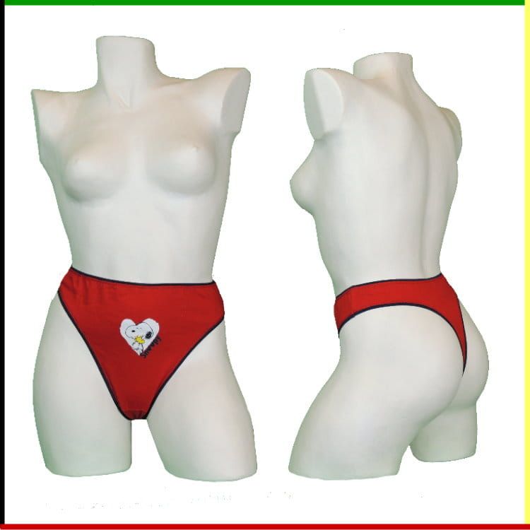 Twee mannequins dragen rood ondergoed met een hartjesmotief.