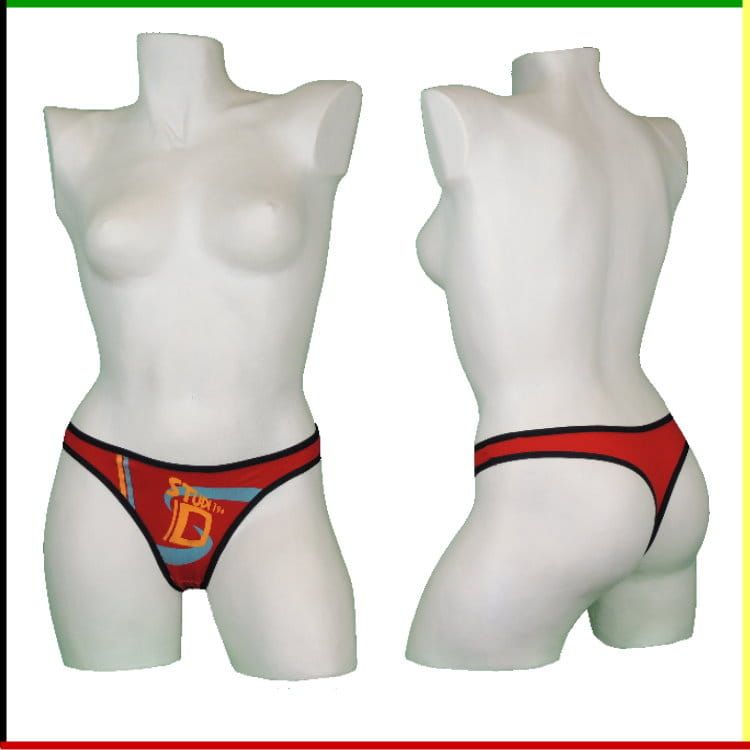 Witte mannequin met rood-zwart ondergoed met logo, voor- en achterkant.
