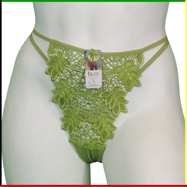 Twee witte torso-mannequins. De ene is van voren te zien en draagt ​​een groene kanten string, de andere is van achteren te zien en draagt ​​dezelfde string.