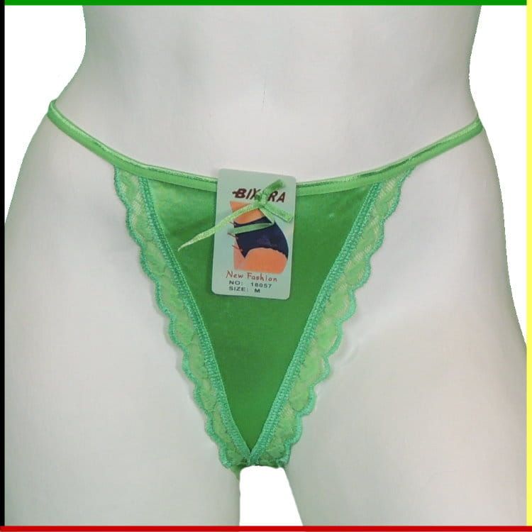 Twee witte mannequins dragen een groene string met kanten rand en een afbeelding op de voorkant.