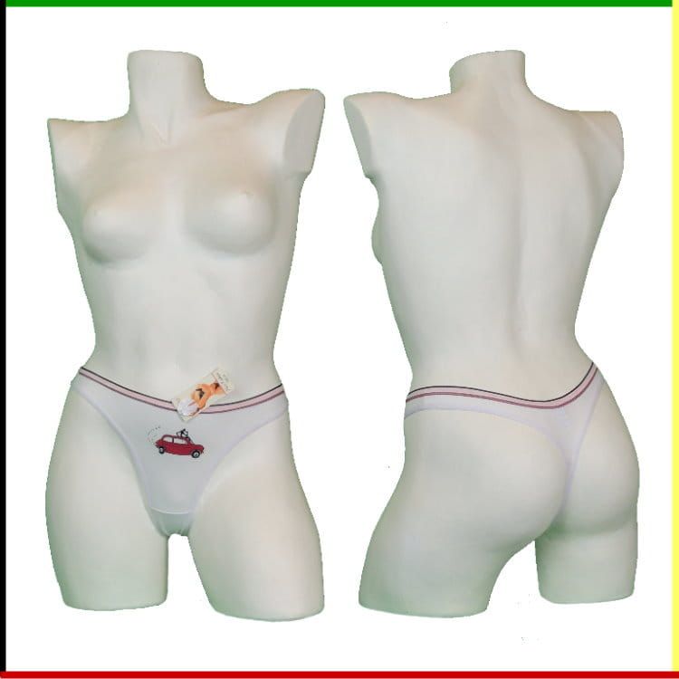 Mannequin met wit ondergoed; van voren is een rode auto te zien, van achteren een string.