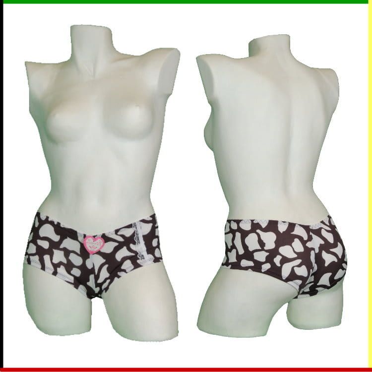 Twee witte mannequin torso's met bruin-witte shorts met patroon; voor- en achterkant.