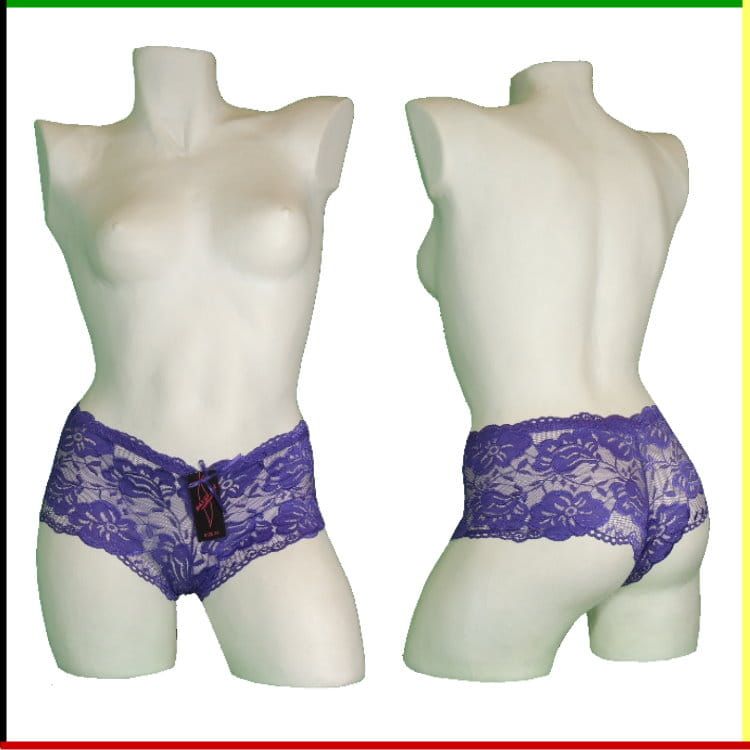 Twee mannequins in paarse kanten lingerie, voor- en achterkant.