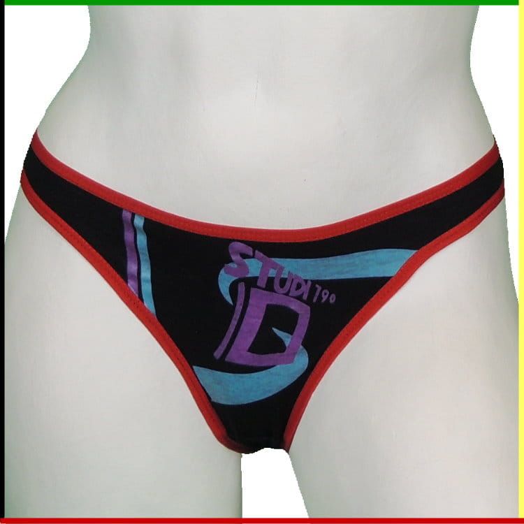 Twee mannequins dragen zwarte stringonderbroeken met logo, voor- en achterkant.