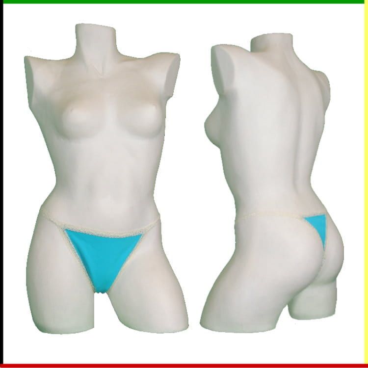 Vrouwenlichaamsmodel met een lichtblauwe stringbikini; voor- en achterkant.