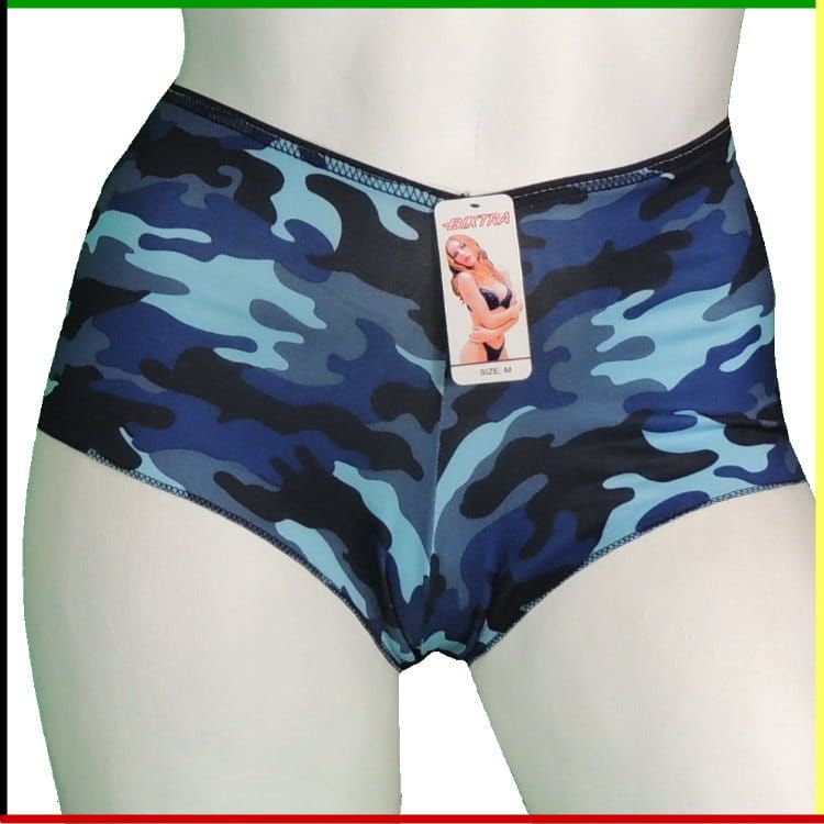 Twee paspoppen met blauwe camouflagebroekjes aan.