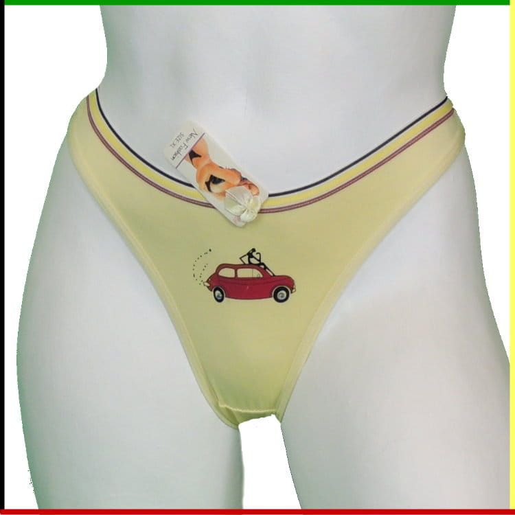 Een gele string voor dames op een witte paspop. Op de voorkant is een auto-ontwerp te zien, op de achterkant de vorm van de string.
